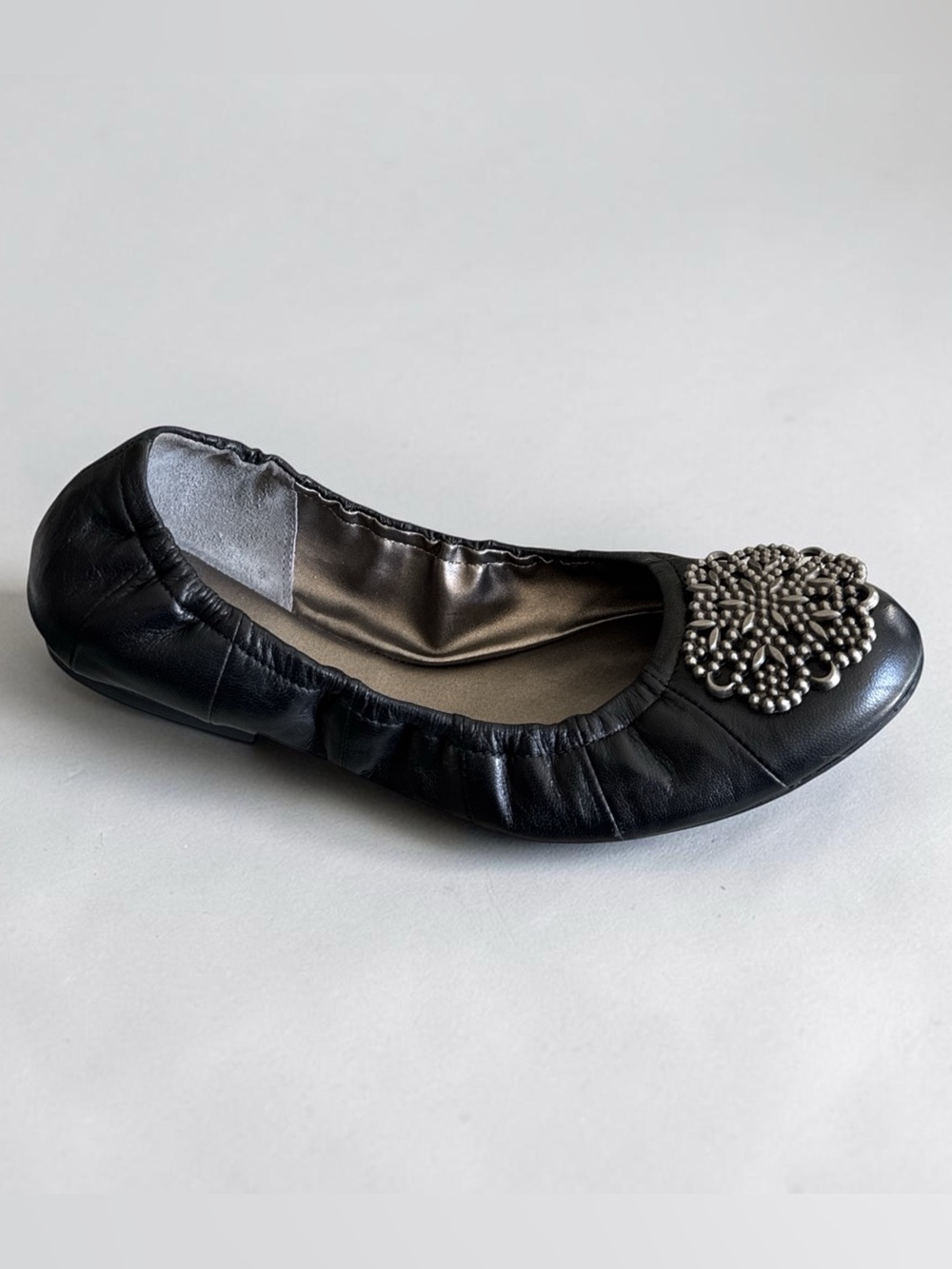 Tahari "Ta-Valerie" Black Leather Medallion Ballet Flats Sz 8M
